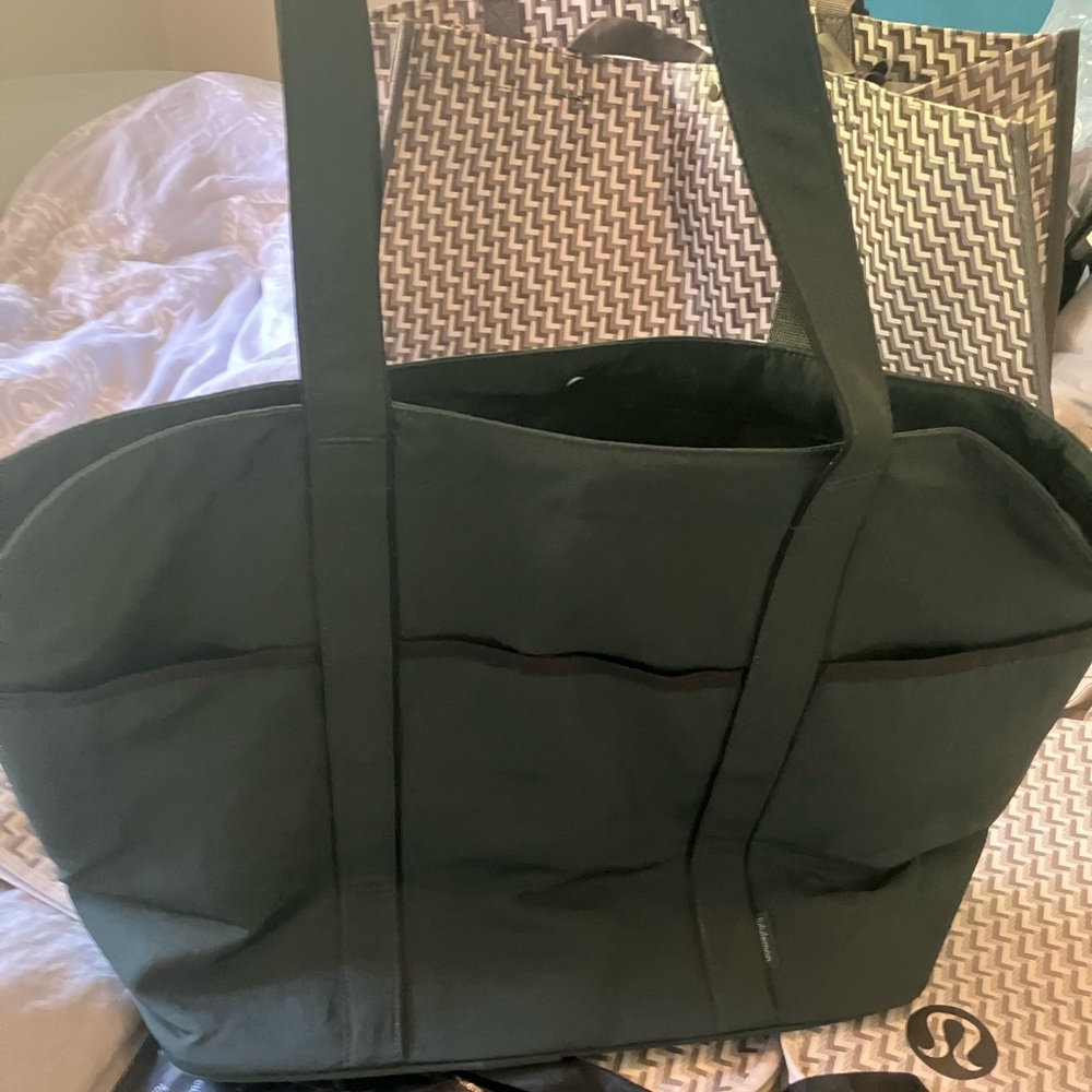NWT Lululemon Daily Multi-Pocket Tote, 20 L, Rainforest Green/Black - Picture 4 of 7
